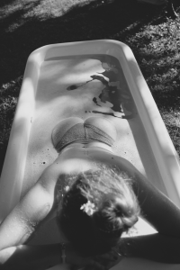 Shooting erotique le bain des roses